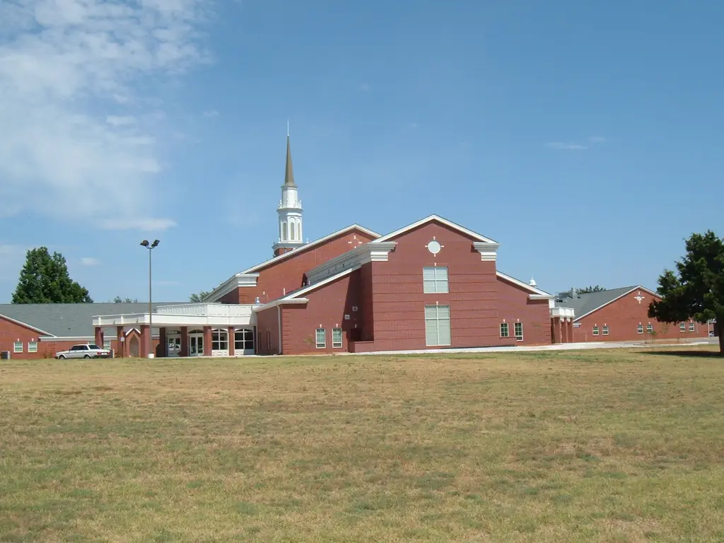 Church of Christ in Pauls Valley, Oklahoma, red brick with a gold-tipped white steeple